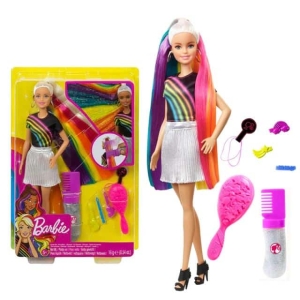 Flickdocka i Barbie-stil med regnbågshår och vit kjol i en låda
