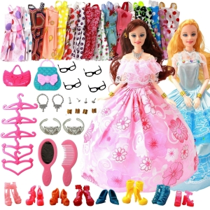 Set med dockor i Barbie-stil för flickor, kompletta med extra tillbehör.