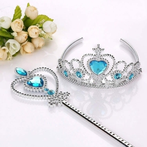 Silverfärgad och blå krona och stav, med en blombukett bredvid