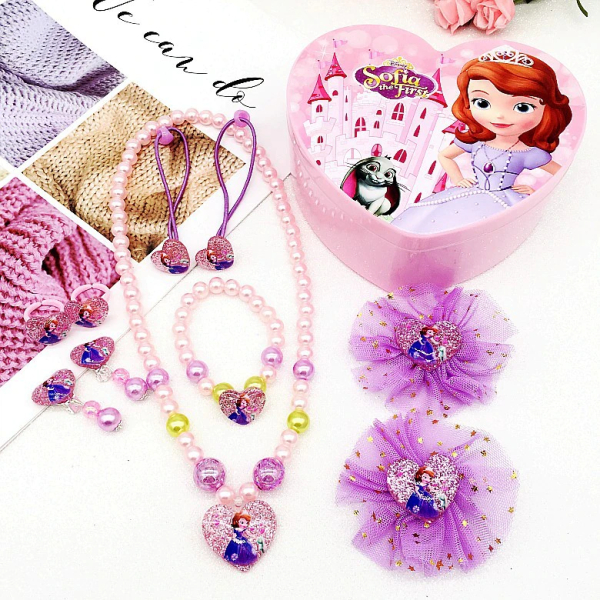 Rosa hjärtformad ask med smycken föreställande prinsessan Sofia