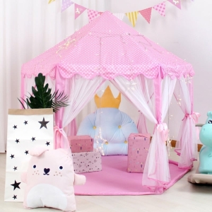 Rosa teepee-tält med dekorationer för flickor i rosa