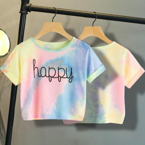 Flerfärgad crop top t-shirt med en bokstav tryckt för en flicka i ett hus