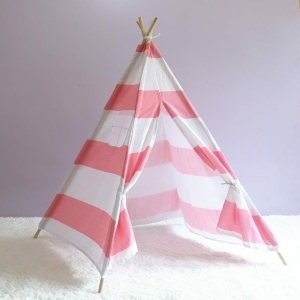 rosa och vitrandigt tält för en flicka i ett sovrum på en vit matta
