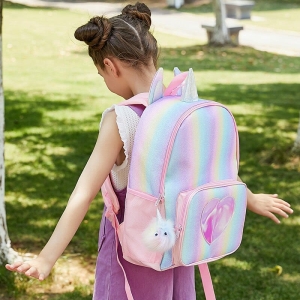 Regnbågsfärgad ryggsäck för liten flicka med vit nyckelring