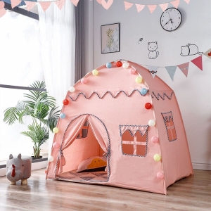 Tält i form av en flickas slott med ballonger i ett sovrum