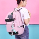 Söt, modern rosa ryggsäck i koreansk stil för flickor med en blå nyckelring