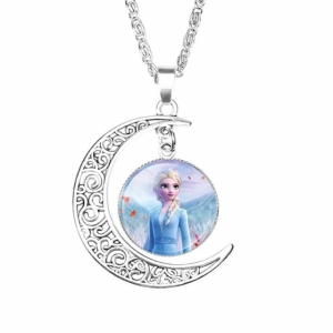 Sött halsband med månhänge och porträtt av snödrottningen Elsa mot en vit bakgrund