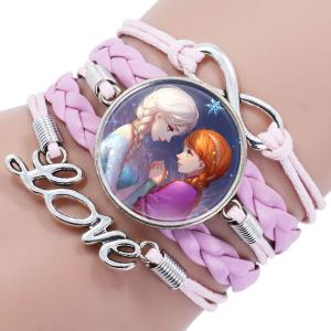 Stort rosa Disney-prinsessorna Anna och Elsa-armband som bärs på handleden