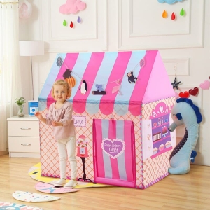 Tält i form av ett mångfärgat prinsesslott för flickor med nattduksbord och en liten flicka i ett hus