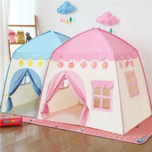 Husformat tält för små rosa och blå flickor i ett hus