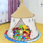 vitt och brunt teepee-tält för flickor med mångfärgad lekboll inuti i ett sovrum