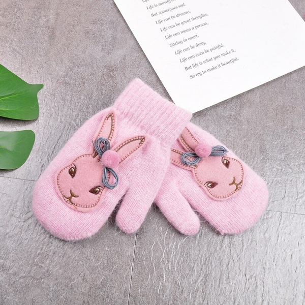 Ett par rosa handskar med kaninmotiv på ovansidan, liggande