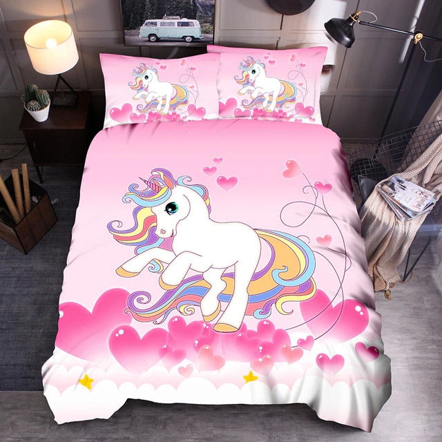 Rosa sängkläder med enhörning för flicka i ett hus