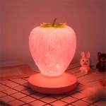 Jordgubbsformat LED-nattljus för flickor. Bra kvalitet och mycket originell på ett bord i ett hus