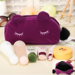 Kawaii skolväska i form av en katt för en flicka på ett bord i ett hus