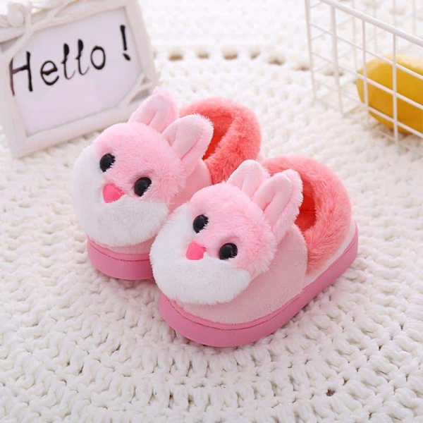 Tofflor med kanindesign för flickor på en matta