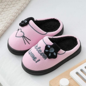 Mjuka bomullsskor för flickor med en vit bordsbakgrund