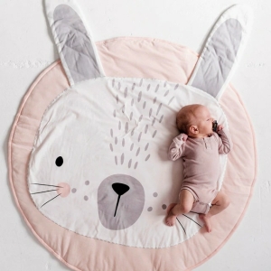 Stor rund matta för ett flickrum med en liten flicka ovanpå