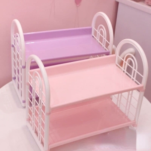 Flerfärgad förvaringshylla för en flickas sovrum på ett bord i ett hus