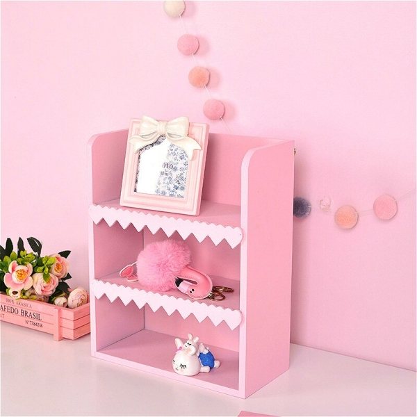 Förvaringshylla med 3 nivåer för en rosa flickas sovrum i ett hus