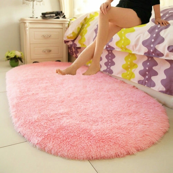 Golvmattor av hög kvalitet för en rosa flickas sovrum i ett hus