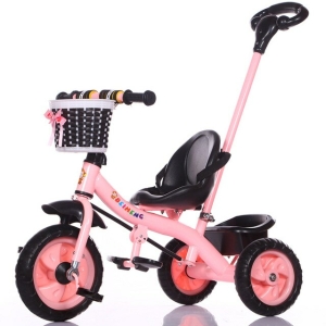 Färgglad trehjuling för små rosa flickor med vit bakgrund