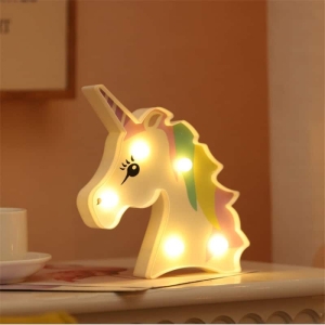 LED-nattlampa med enhörning för flickors sovrum på ett bord i ett hus
