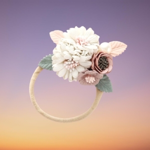 Elastiskt blommigt pannband för flickor med färgad bakgrund