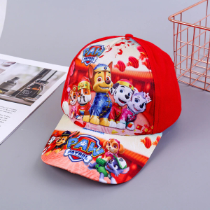 Röd keps från flickpatrullen på bordet