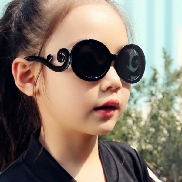 Fashionabla solglasögon för små flickor som bärs av en flicka