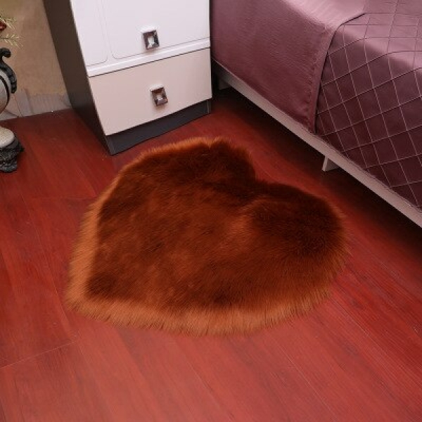Hjärtformad shagmatta för en flickas sovrum hjartformad shagmatta for en flickas sovrum 70x90cm brun