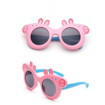 Peppa Pig George solglasögon för flickor med vit bakgrund
