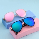 Moderiktiga solglasögon för små flickor i två olika färger. Bra kvalitet och mycket moderiktiga