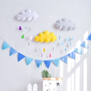 Plyschig väggdekoration för en modern flickas sovrum