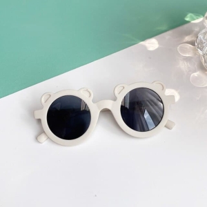 Runda solglasögon för flickor på ett bord