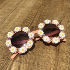 Solglasögon med blommor för flickor på ett bord