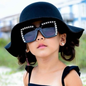 Solglasögon med strass för flickor som bärs av en flicka