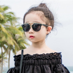 Trendiga svarta solglasögon för små flickor