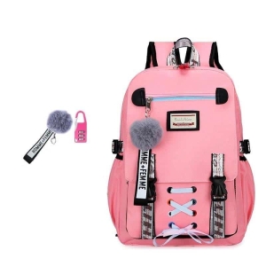 Rosa ryggsäck med flera fickor, remmar, spets och grå pompom