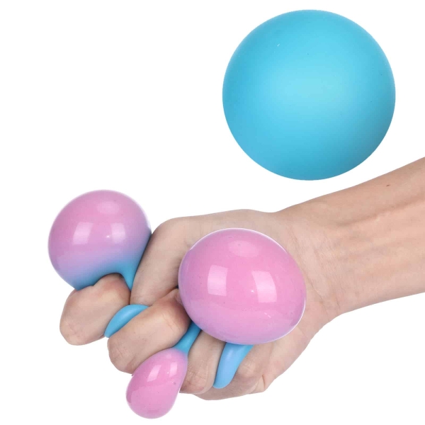 En hand klämmer på en antistressboll som ändrar färg från blått till rosa när den trycks ned