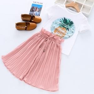 Sommaroutfit för liten flicka - Enhörnings t-shirt med ljusa byxor, skor och en bok