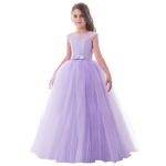 En liten flicka bär en lila prinsessliknande ärmlös festklänning i tyll och spets