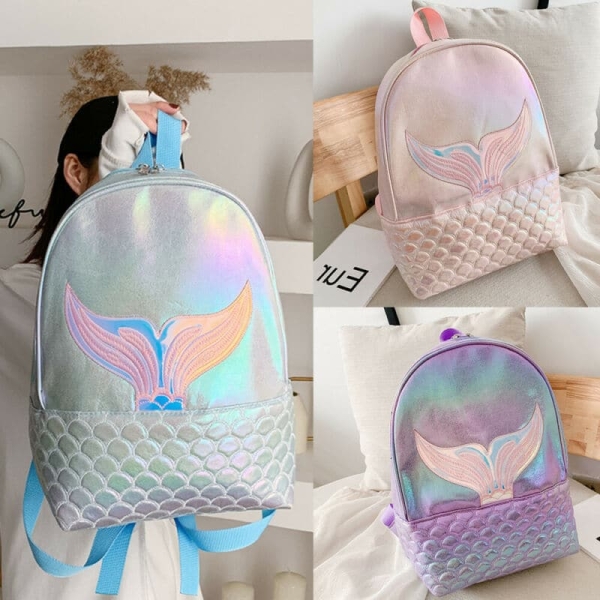 Sjöjungfru-ryggsäck för liten flicka i olika färger i ett hus