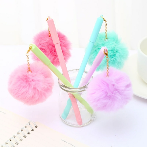 Förpackning med 50 kulspetspennor med plyschhänge för flickor i olika färger