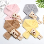 fyra halsdukar som viks korsvis och läggs ut parvis, var och en med en teddybjörn i ena änden. Färgerna är rosa, grå, brun och gul