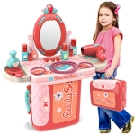 Sminkbord med spegel och tillbehör i rött och rosa och en liten flicka som står med sminkbordet förpackat i en väska