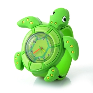 3D-klocka för flickor i form av en grön sköldpadda med gula fläckar på kroppen
