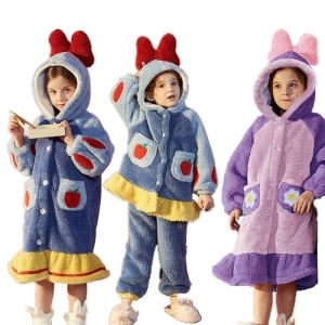 Disney-flickpyjamasklänning i fleece och 2-delad pyjamas med huva som bärs av en liten flicka
