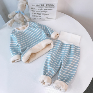 Randig pyjamas i fleece för flickor med en nallebjörn på ett bord i ett hus
