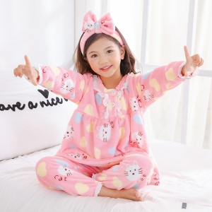 Fleecepyjamas med hårband för rosa flickor som bärs av en liten flicka på en tomt